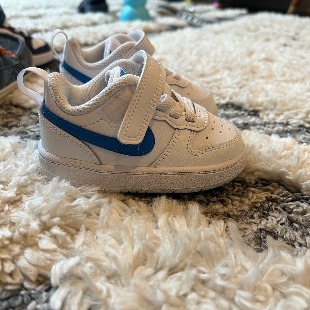 Toddler Nikes 4.5. Blue green and white